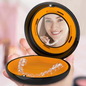 Retainer Case with Mirror and Adjustable Vent Holes